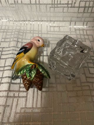 Figurita de porcelana pájaro y cajita de cristal