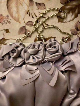 Bolso de fiesta plateado con flores