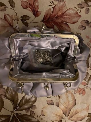 Bolso de fiesta plateado con flores