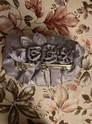 Bolso de fiesta plateado con flores