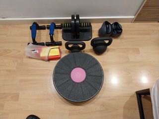 Set di accessori per il fitness: ruota, manubri, pesi