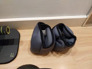 Set di accessori per il fitness: ruota, manubri, pesi