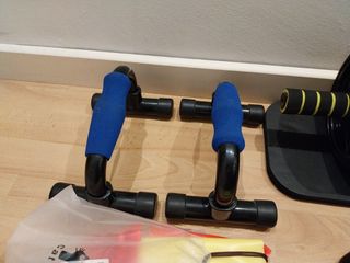 Set di accessori per il fitness: ruota, manubri, pesi