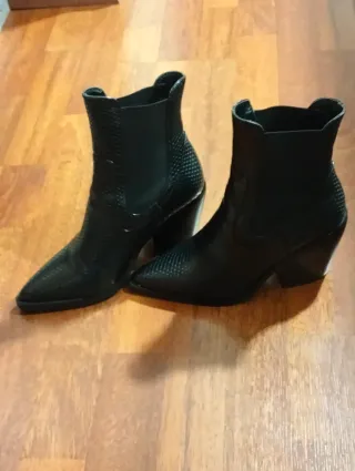 Botas RAID negras con elásticos laterales