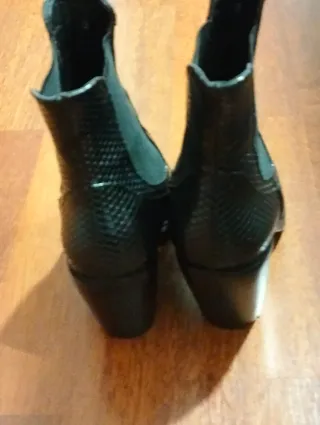 Botas RAID negras con elásticos laterales