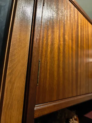 Armario de madera con vitrina