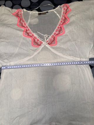 Copricostume bianco con dettagli rosa