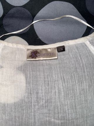 Copricostume bianco con dettagli rosa