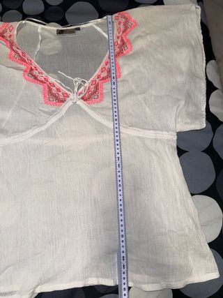 Copricostume bianco con dettagli rosa