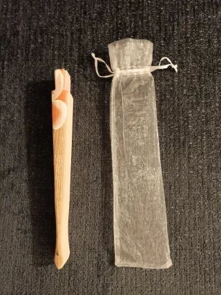 Abanico de madera con flores