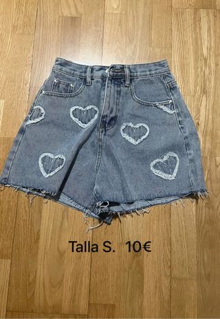 Pantalón corto vaquero con corazones.Talla S ó 36.