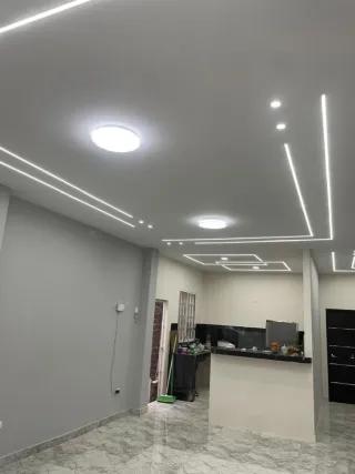 Falso techo con iluminación LED indirecta