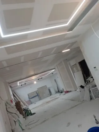 Falso techo con iluminación LED indirecta