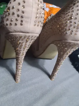 Zapatos de tacón beige y dorados con pedrería