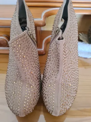 Zapatos de tacón beige y dorados con pedrería