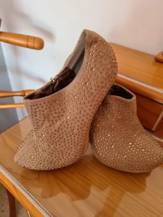 Zapatos de tacón beige y dorados con pedrería