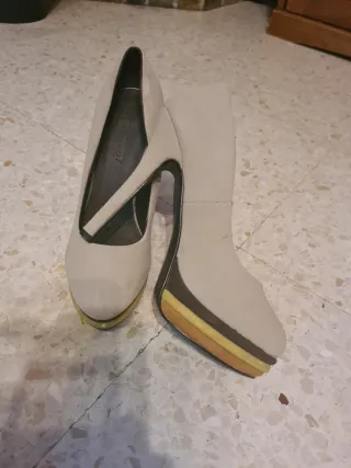 Zapatos de tacón beige y dorados con pedrería