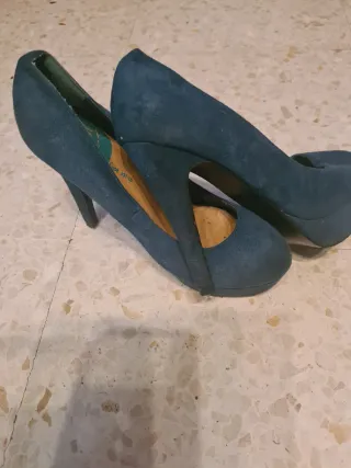 Zapatos de tacón beige y dorados con pedrería