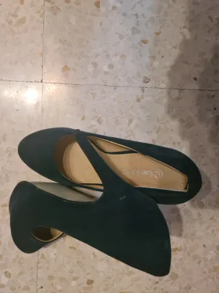 Zapatos de tacón beige y dorados con pedrería