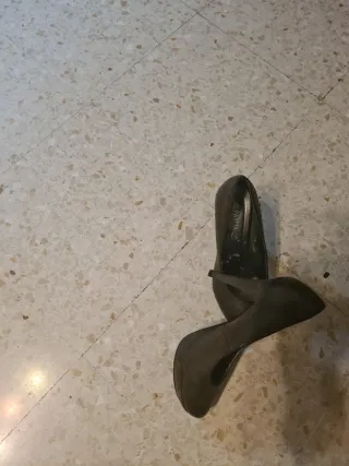 Zapatos de tacón beige y dorados con pedrería