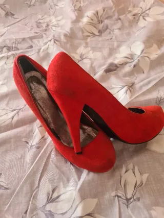 Zapatos de tacón beige y dorados con pedrería