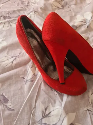 Zapatos de tacón beige y dorados con pedrería