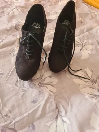 Zapatos de tacón beige y dorados con pedrería