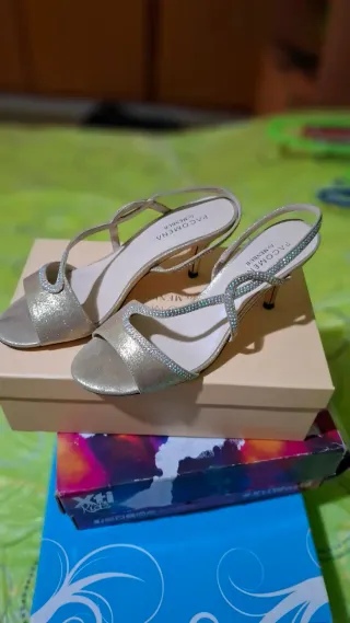 Zapatos de tacón dorados con pedrería