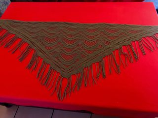 Toquilla de niña con flecos marrón chocolate