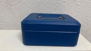 Caja de caudales azul con llave