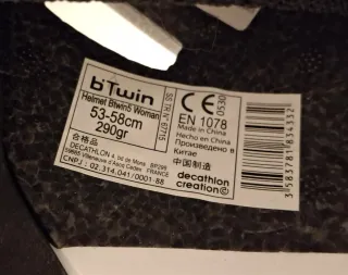 Casco Btwin blanco con diseño floral