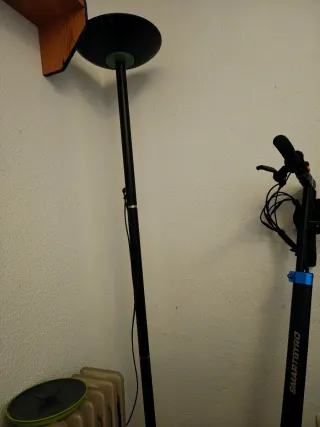 Lámpara de pie negra y verde