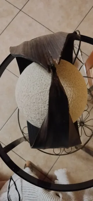 Lampada lavorata a mano  in materiale naturale