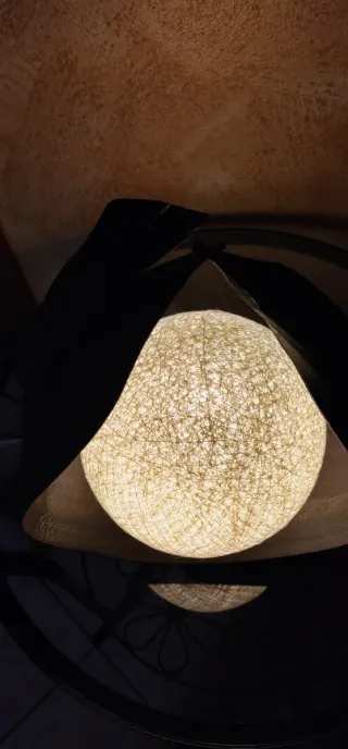 Lampada lavorata a mano  in materiale naturale