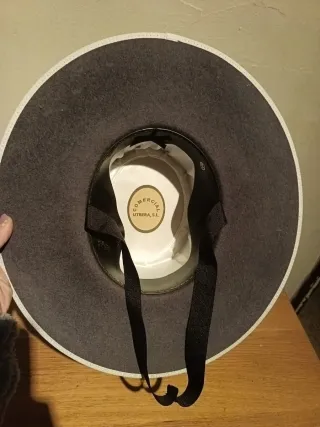 Sombrero ala ancha gris con cinta blanca