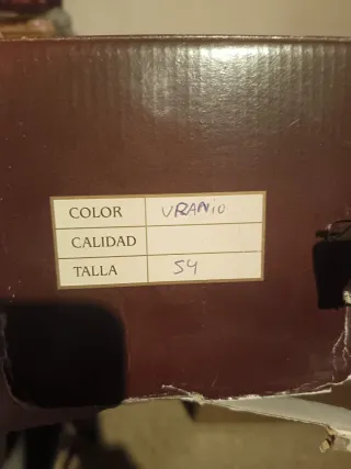 Sombrero ala ancha gris con cinta blanca