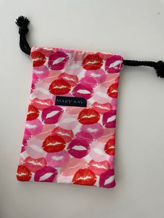 Bolsita de cordón Mary Kay estampado labios rosas