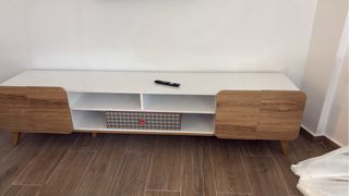 Mueble TV moderno madera y blanco