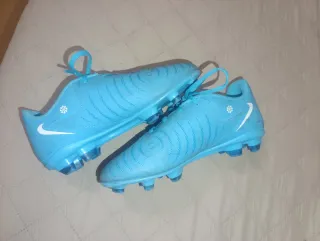 Botas de fútbol Nike con tacos Talla 32