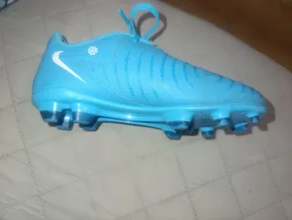 Botas de fútbol Nike con tacos Talla 32