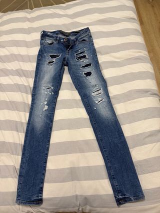 Pantalones pitillo Guess rotos azules