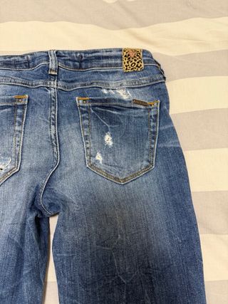 Pantalones pitillo Guess rotos azules
