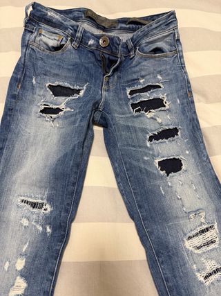 Pantalones pitillo Guess rotos azules
