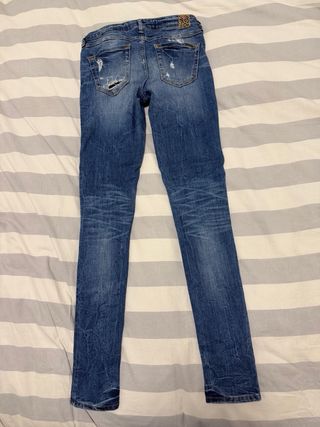 Pantalones pitillo Guess rotos azules