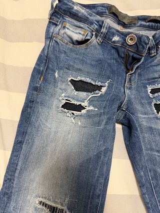 Pantalones pitillo Guess rotos azules