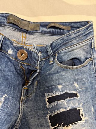Pantalones pitillo Guess rotos azules