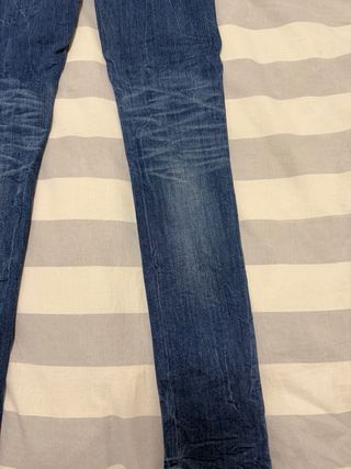Pantalones pitillo Guess rotos azules