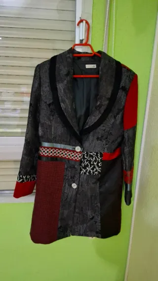 Abrigo negro y rojo patchwork