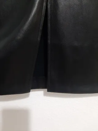 Falda efecto piel negra