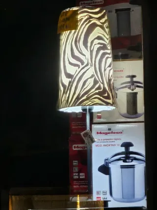 Lámpara de mesa moderna modelo cebra